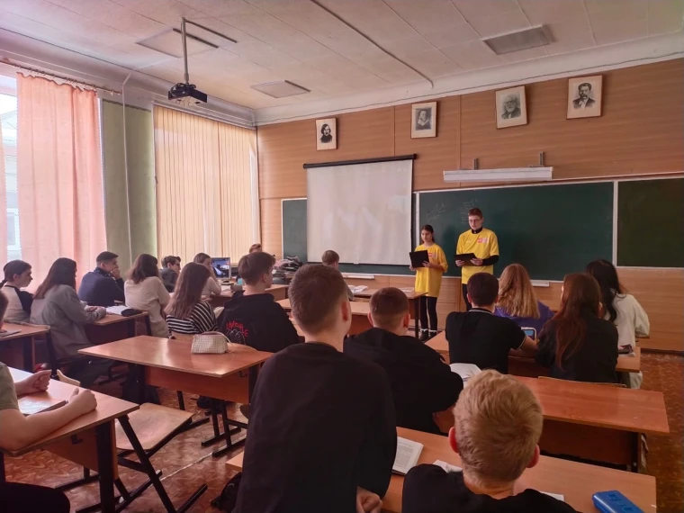 СТУДЕНТЫ ПОМОГАЮТ ШКОЛЬНИКАМ ВЫБРАТЬ ПРОФЕССИЮ.